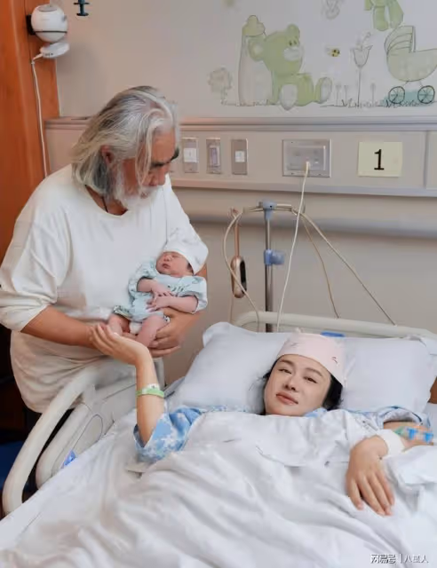 太能生!73歲張紀中四胎得女拍全家福,42歲太太因生產困難哭成淚人
