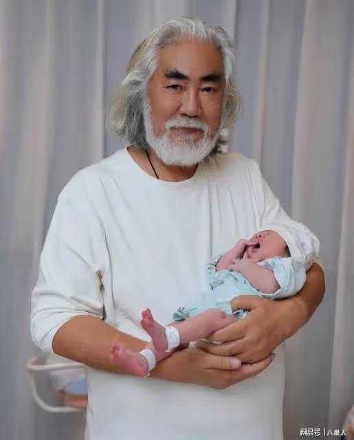 太能生!73歲張紀中四胎得女拍全家福,42歲太太因生產困難哭成淚人