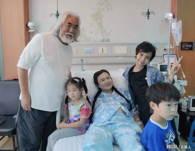 太能生!73歲張紀中四胎得女拍全家福,42歲太太因生產困難哭成淚人