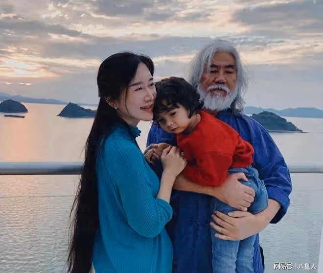 太能生!73歲張紀中四胎得女拍全家福,42歲太太因生產困難哭成淚人