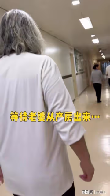 太能生!73歲張紀中四胎得女拍全家福,42歲太太因生產困難哭成淚人