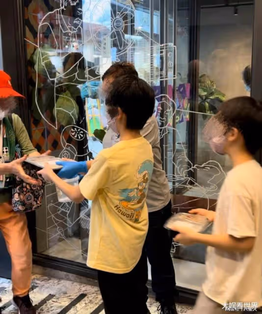 黃曉明後悔不?baby做愛心盒飯,母子穿工作服有愛,小海綿身高搶鏡