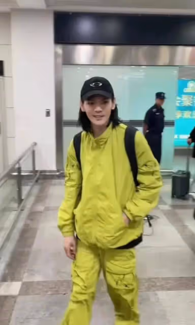 向佐現身機場獲大量粉絲接機,向佐被粉絲喊帥心情大好,終於火了