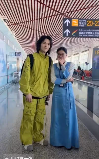 向佐現身機場獲大量粉絲接機,向佐被粉絲喊帥心情大好,終於火了