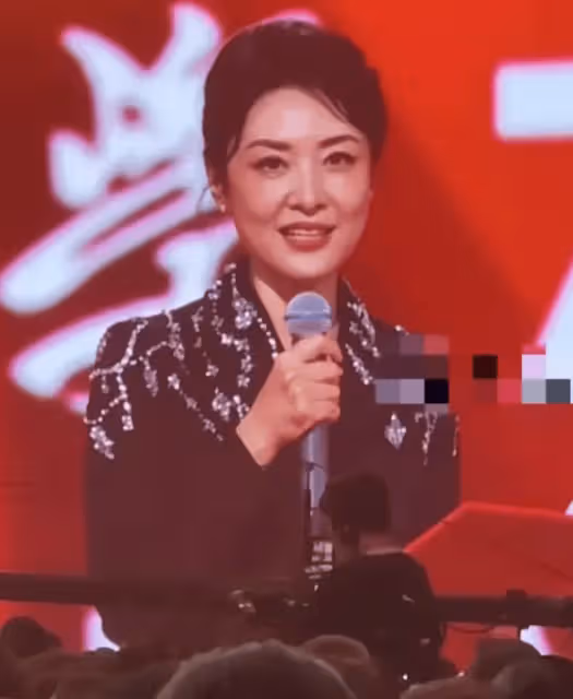 周濤主持中國傳媒大學70周年校慶,頂著董事長的頭銜將晚會變春晚