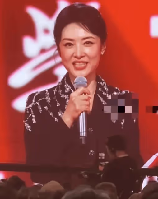 周濤主持中國傳媒大學70周年校慶,頂著董事長的頭銜將晚會變春晚