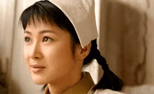 善惡終有報,為嫁富豪拋棄同居五年的周一圍,如今的她活成了笑話