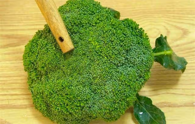 炒西蘭花,記住不要焯水和直接炒,教你一招脆嫩入味,營養不流失