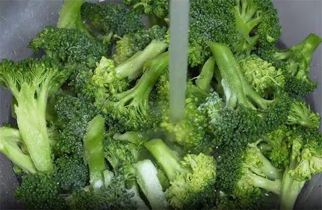 炒西蘭花,記住不要焯水和直接炒,教你一招脆嫩入味,營養不流失