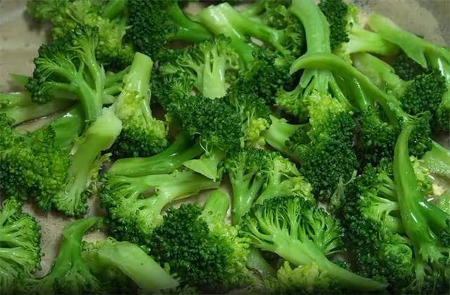 炒西蘭花,記住不要焯水和直接炒,教你一招脆嫩入味,營養不流失