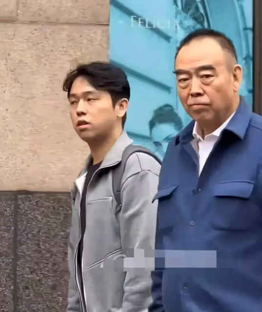 陳凱歌和大兒子現身被偶遇，陳雨昂更像爸爸陳凱歌，顏值不如弟弟