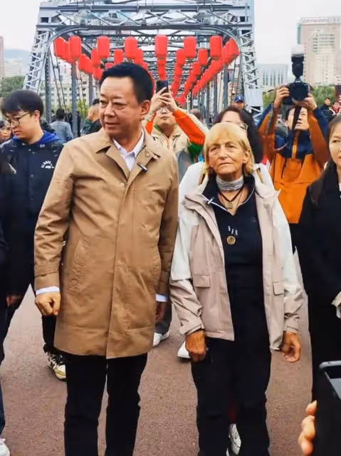 60歲朱軍現身蘭州老家引圍觀,近照曝光年齡感十足,近照好顯老