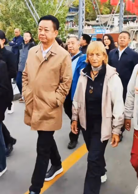 60歲朱軍現身蘭州老家引圍觀,近照曝光年齡感十足,近照好顯老