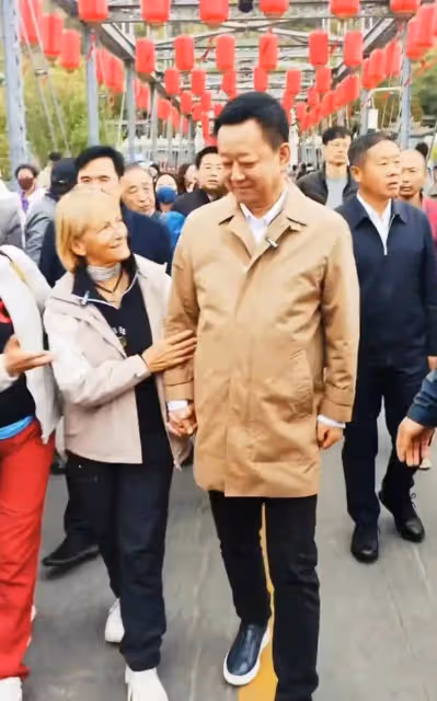 60歲朱軍現身蘭州老家引圍觀,近照曝光年齡感十足,近照好顯老