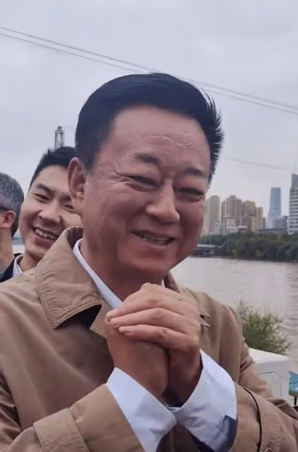 60歲朱軍現身蘭州老家引圍觀,近照曝光年齡感十足,近照好顯老