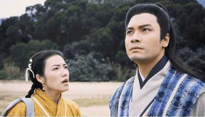 前TVB花旦自稱滿清皇族瓜爾佳氏!大曬白滑美腿魅力不減!曾無戲可接無奈拍激情戲!