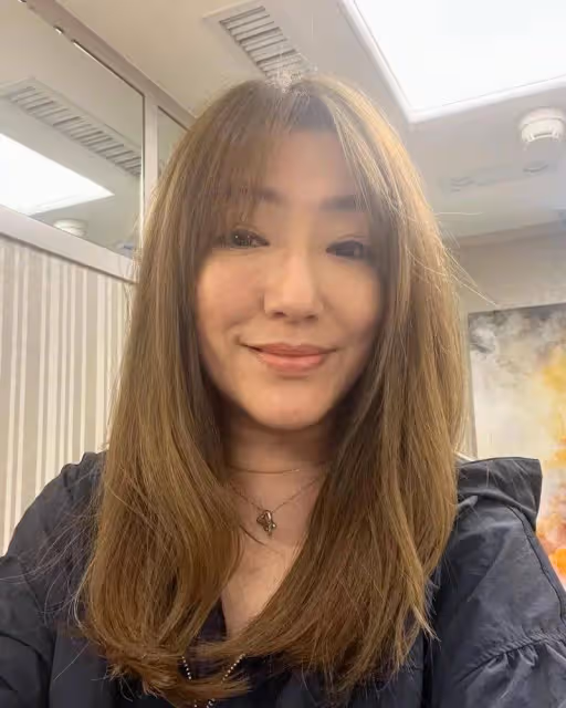 前TVB花旦自稱滿清皇族瓜爾佳氏!大曬白滑美腿魅力不減!曾無戲可接無奈拍激情戲!