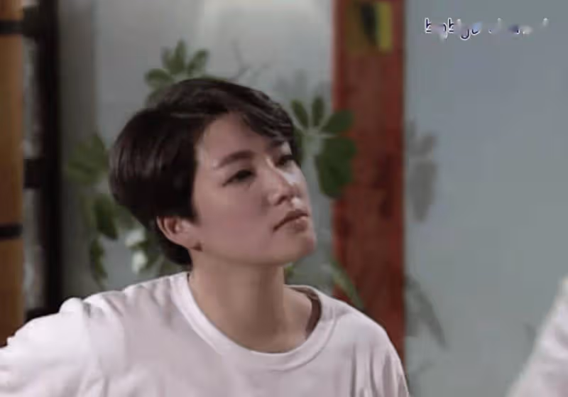 前TVB花旦自稱滿清皇族瓜爾佳氏!大曬白滑美腿魅力不減!曾無戲可接無奈拍激情戲!