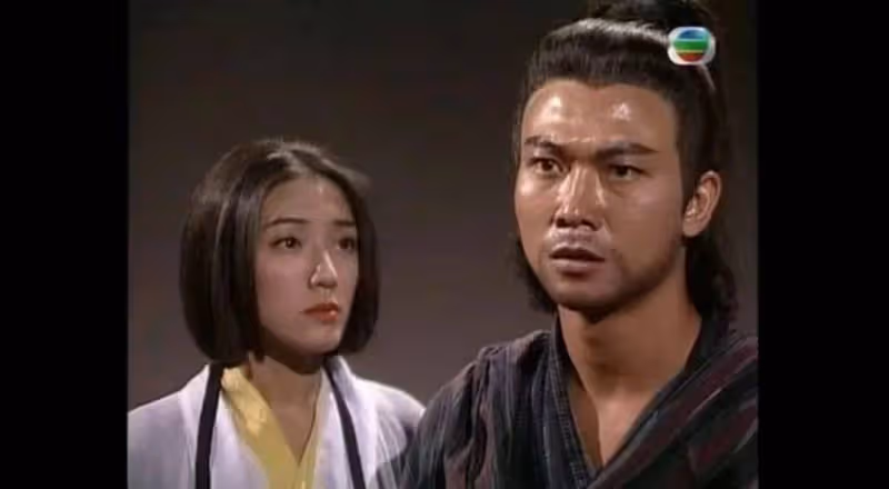 前TVB花旦自稱滿清皇族瓜爾佳氏!大曬白滑美腿魅力不減!曾無戲可接無奈拍激情戲!