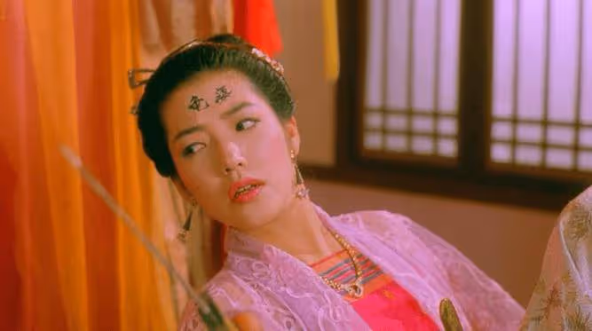 前TVB花旦自稱滿清皇族瓜爾佳氏!大曬白滑美腿魅力不減!曾無戲可接無奈拍激情戲!
