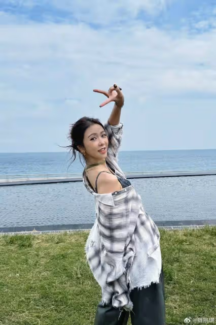 新戀情？薛凱琪三里屯吃火鍋被偶遇，帥氣男子全程貼身陪伴