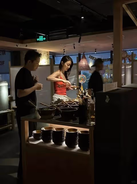 新戀情？薛凱琪三里屯吃火鍋被偶遇，帥氣男子全程貼身陪伴