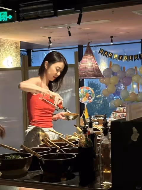 新戀情？薛凱琪三里屯吃火鍋被偶遇，帥氣男子全程貼身陪伴