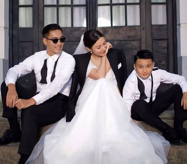 香港知名女星慶祝結婚十周年,全家補拍婚紗照,三次拒絕老公求婚