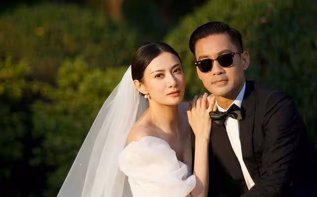 香港知名女星慶祝結婚十周年,全家補拍婚紗照,三次拒絕老公求婚