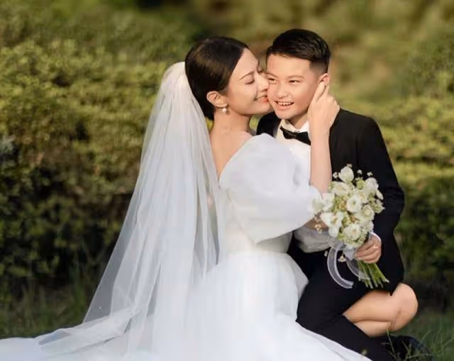 香港知名女星慶祝結婚十周年,全家補拍婚紗照,三次拒絕老公求婚