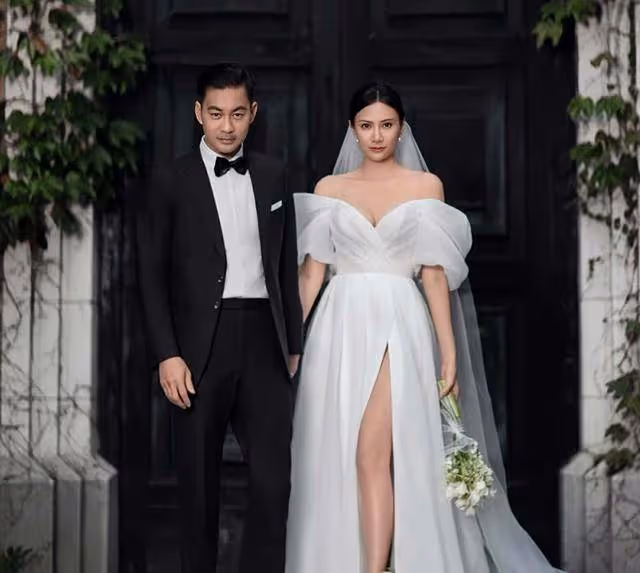 香港知名女星慶祝結婚十周年,全家補拍婚紗照,三次拒絕老公求婚