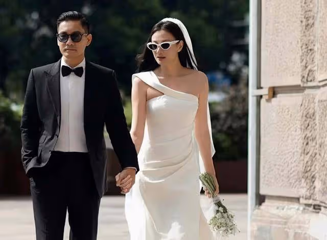 香港知名女星慶祝結婚十周年,全家補拍婚紗照,三次拒絕老公求婚