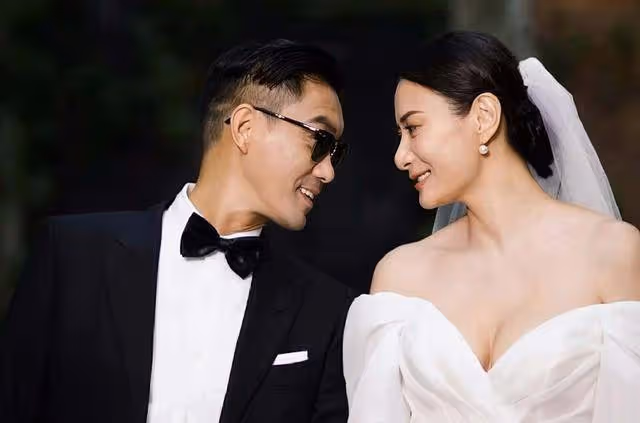 香港知名女星慶祝結婚十周年,全家補拍婚紗照,三次拒絕老公求婚