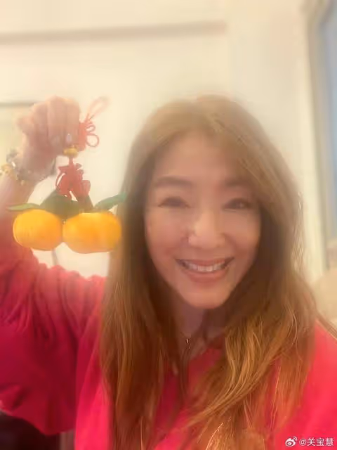 知名港女星疑似戀上小鮮肉,女方曬遊玩合照,網民反應不一