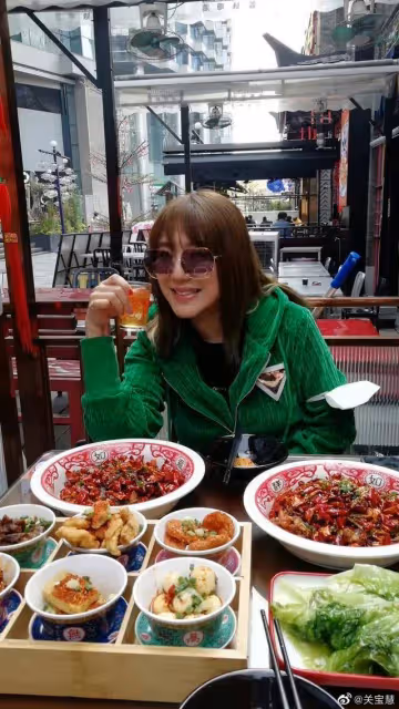 知名港女星疑似戀上小鮮肉,女方曬遊玩合照,網民反應不一