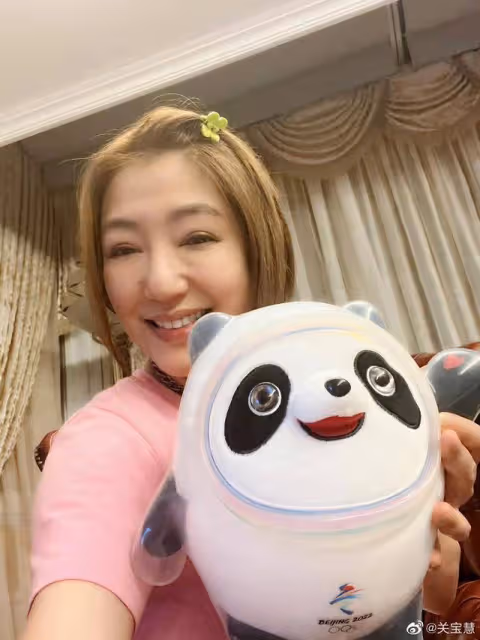 知名港女星疑似戀上小鮮肉,女方曬遊玩合照,網民反應不一