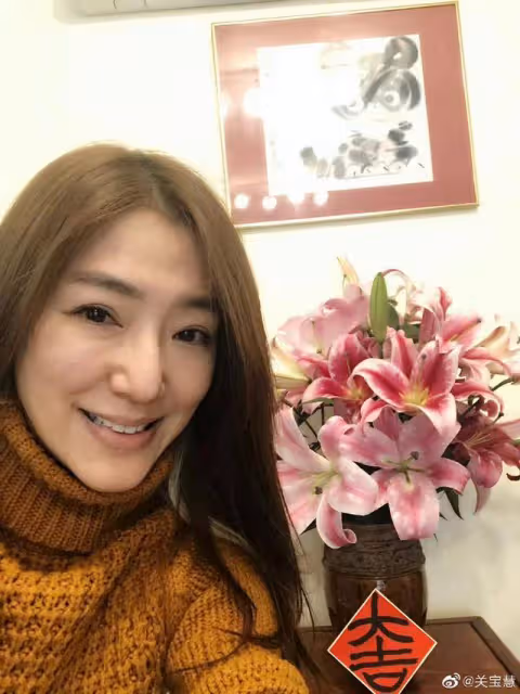 知名港女星疑似戀上小鮮肉,女方曬遊玩合照,網民反應不一