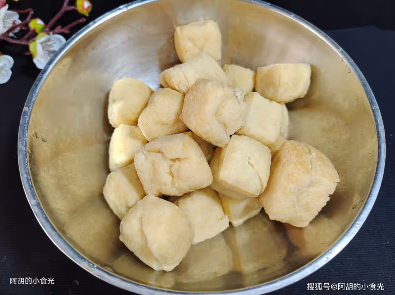 天冷這菜不吃太虧了,好一個秋補第一菜!一菜一豆搭配燜一鍋,口口爆汁嫩透了