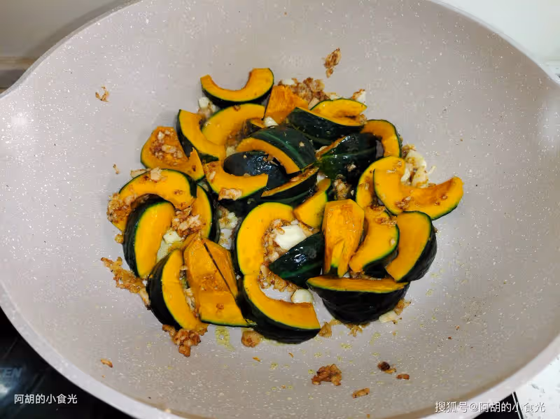 天冷這菜不吃太虧了,好一個秋補第一菜!一菜一豆搭配燜一鍋,口口爆汁嫩透了