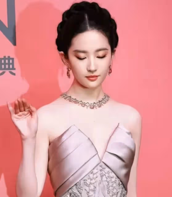 劉亦菲告別「神仙姐姐」，轉型「菩薩娘娘」，顏值與魅力再升級！