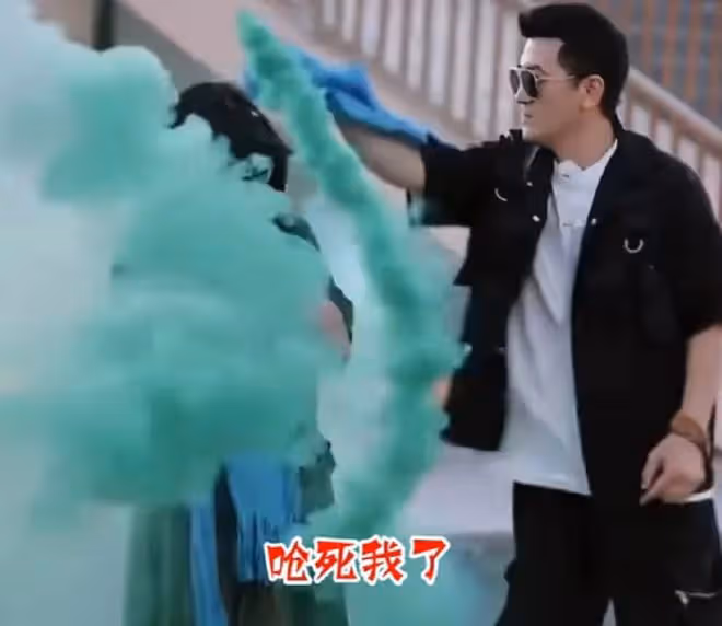 楊子浪漫放煙花嗆到黃聖依，夫妻相處引關注，浪漫還需恰當方式