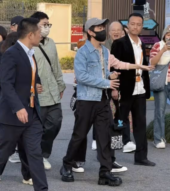 何炅烏鎮低調拍攝引關注,不老容顏再成焦點,魅力依舊引發熱議