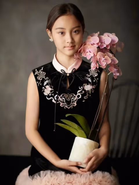 甜馨12歲生日曝光新寫真,網友盛讚其美麗蛻變,星二代成長引關注