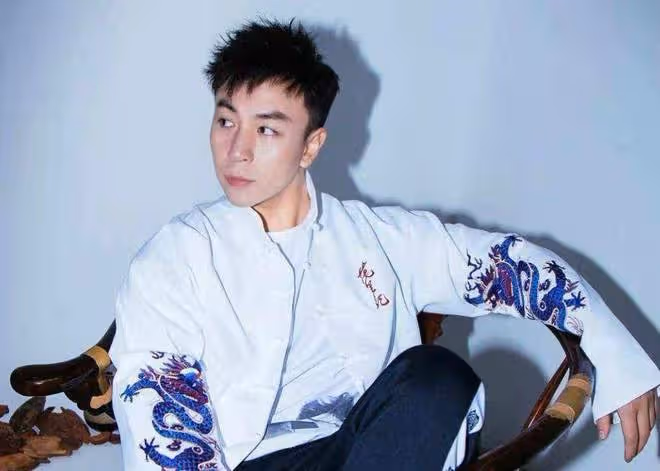釋小龍近況曝光，攜妻女出行引關注，網友驚嘆其家庭美滿