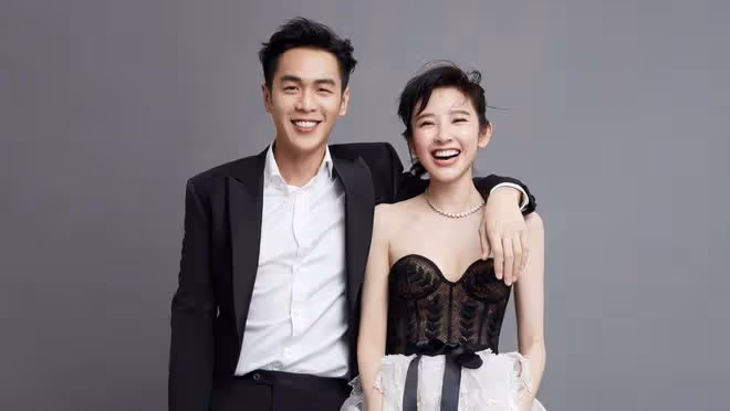 張若昀唐藝昕婚禮現場甜蜜互動,模範夫妻恩愛依舊,網友熱議紛紛