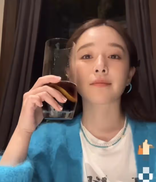 闞清子曬美食日常,幸福狀態引人羨,與未婚夫感情穩定
