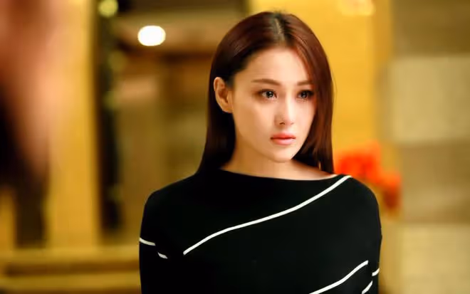 張馨予曬十年對比照,成熟自信引熱議,網友:歲月不敗美人