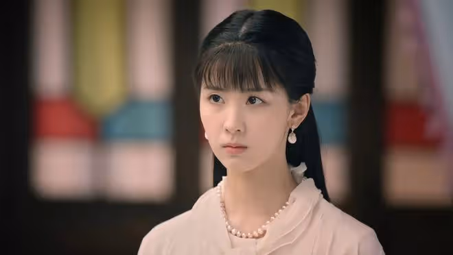 陳都靈線下掃樓生圖曝光,清新形象獲贊,31歲依舊淡雅如初