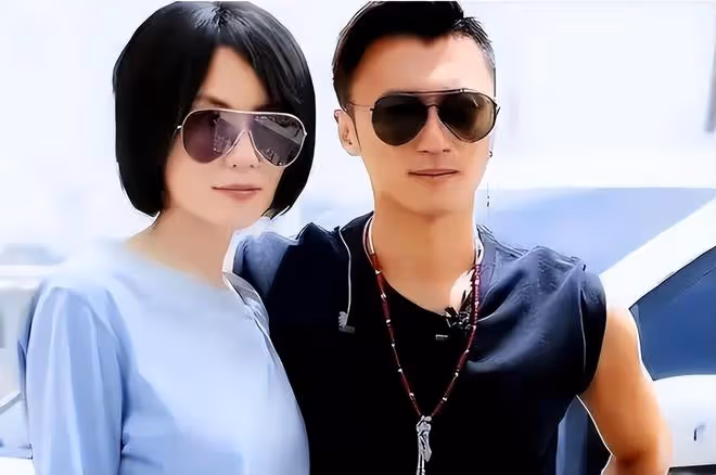 王菲謝霆鋒久違同框,深夜牽手聚餐引熱議:真愛無畏時光長