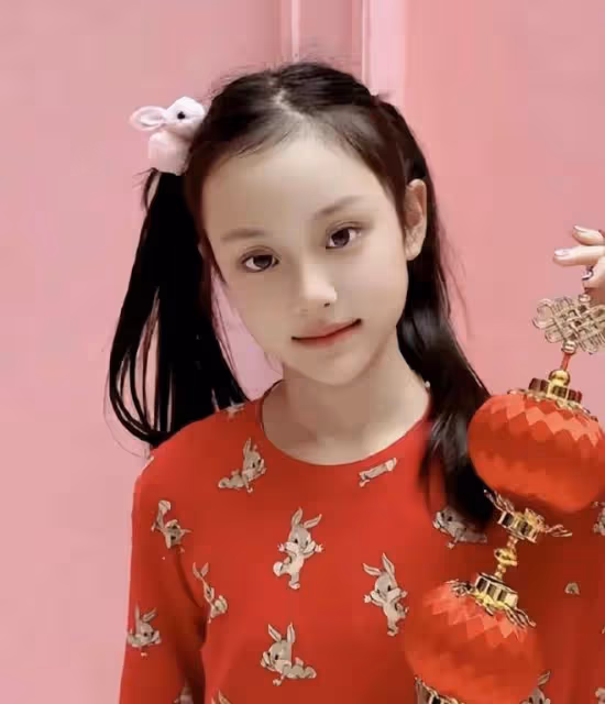 賈乃亮女兒甜馨生日派對曝光,裝扮樸素但場景奢華,形成鮮明對比